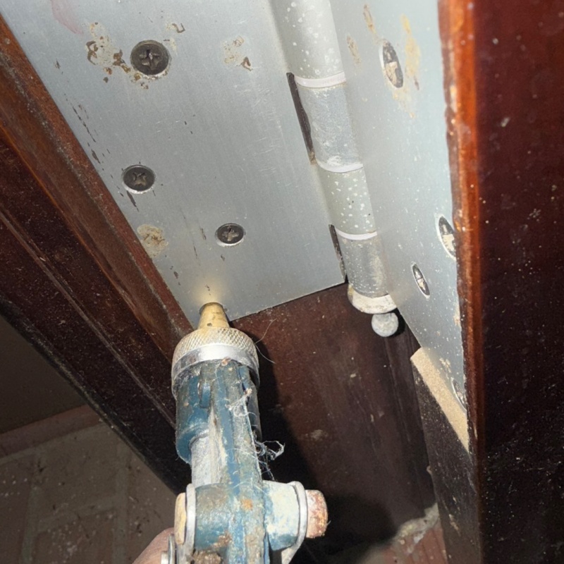 ネジ穴を利用して防蟻剤を注入