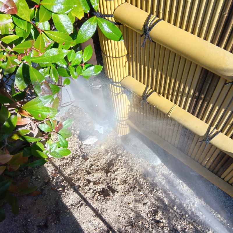 建物外周の土壌にシロアリ駆除剤を散布