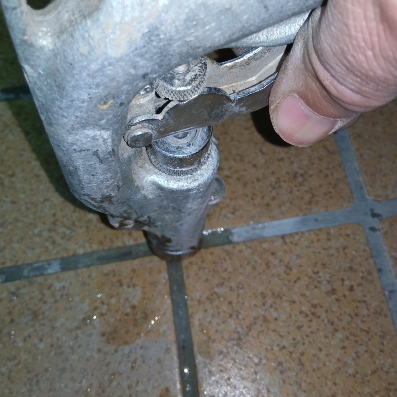 玄関床のタイルの目地に穴を開けてシロアリ駆除剤を注入