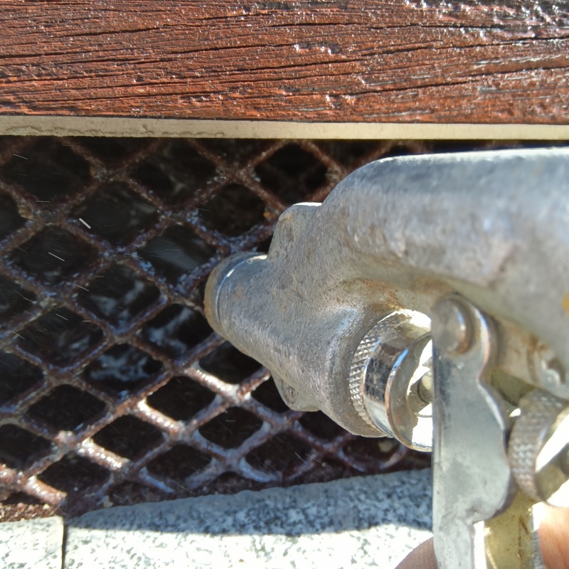 外壁の目地からシロアリ駆除剤を注入