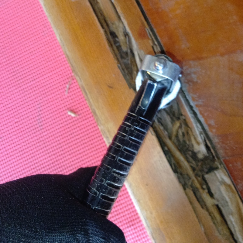 木材の亀裂からシロアリ駆除剤を注入