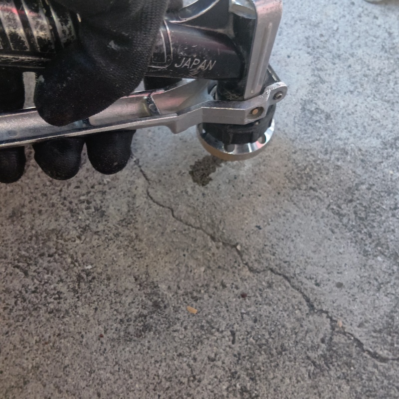 玄関床のコンクリートに穴を開けてシロアリ駆除剤を注入