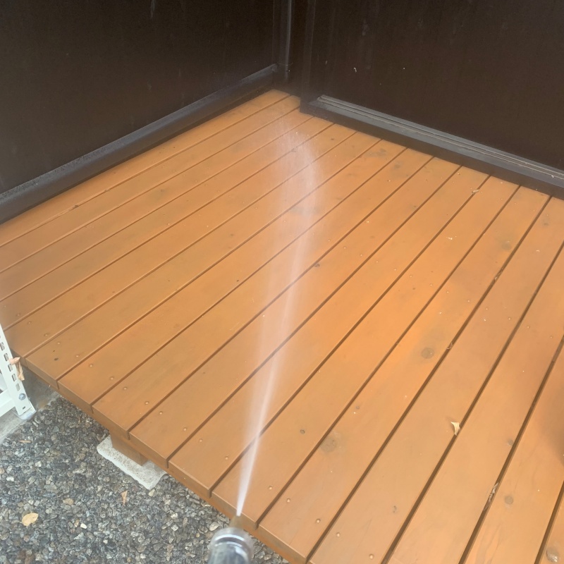 ウッドデッキにシロアリ駆除剤を吹き付けている様子