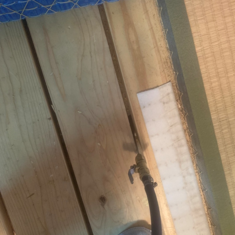 畳を剥がして床下の土壌にシロアリ駆除剤を散布