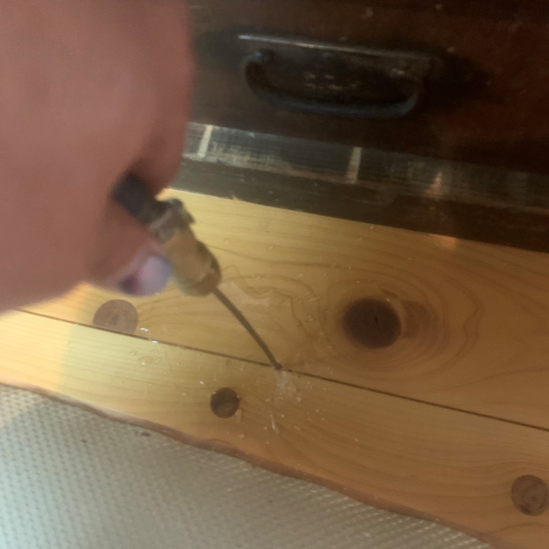 フローリングの目地からシロアリ駆除剤を注入