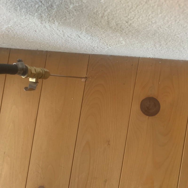 フローリングの目地に穴を開けてシロアリ駆除剤を注入