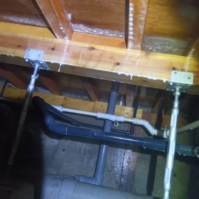 床下木材に防蟻剤を散布