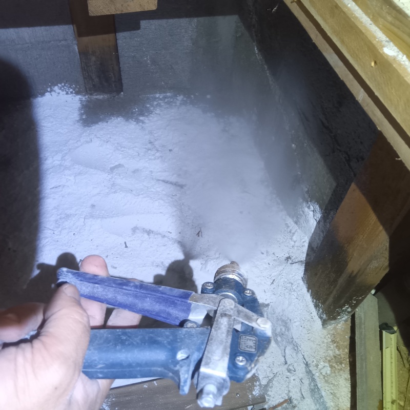 床下の土壌に防蟻剤を散布する様子