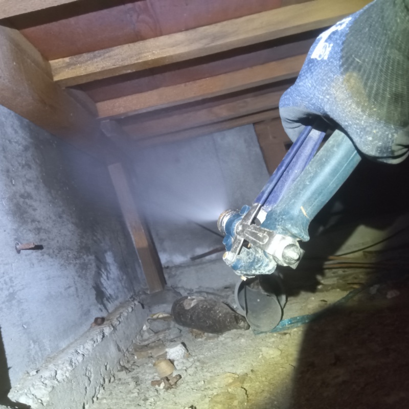 床下の基礎部分に防蟻剤を散布