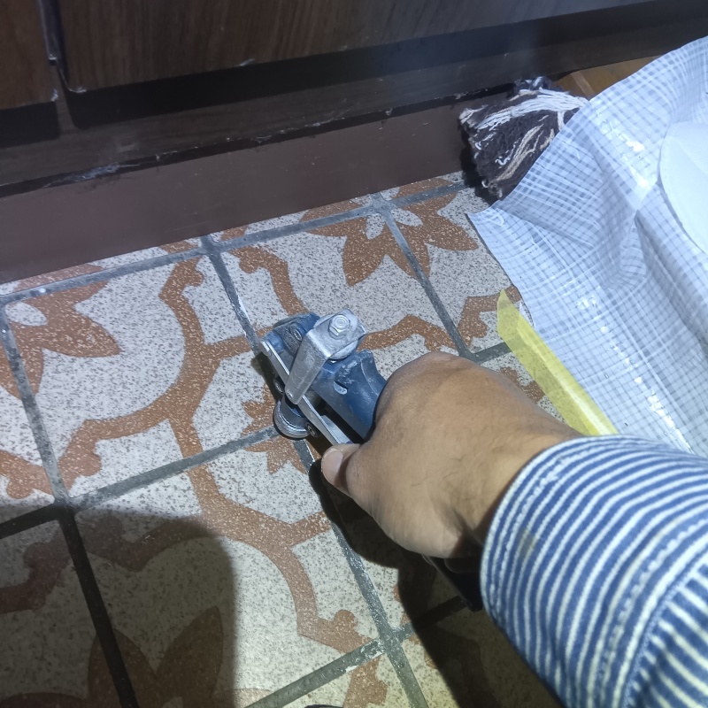 玄関床のタイルの目地に穴を開けて防蟻剤を注入