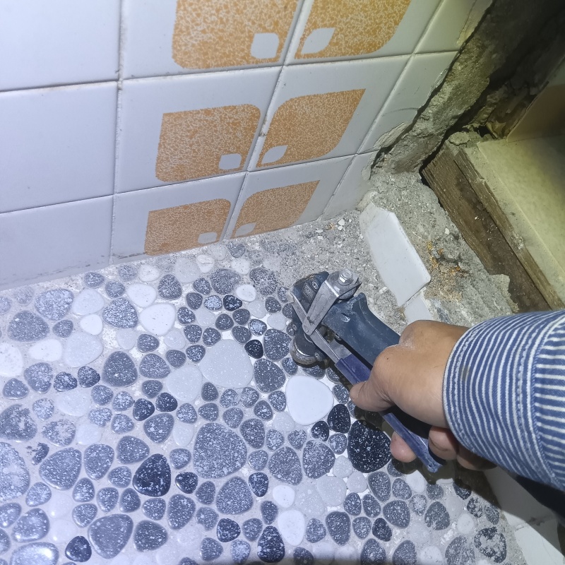 浴室の床に穴を開けて防蟻剤を注入