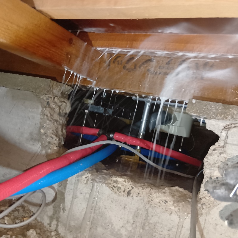 床下木材に防蟻剤を散布する様子