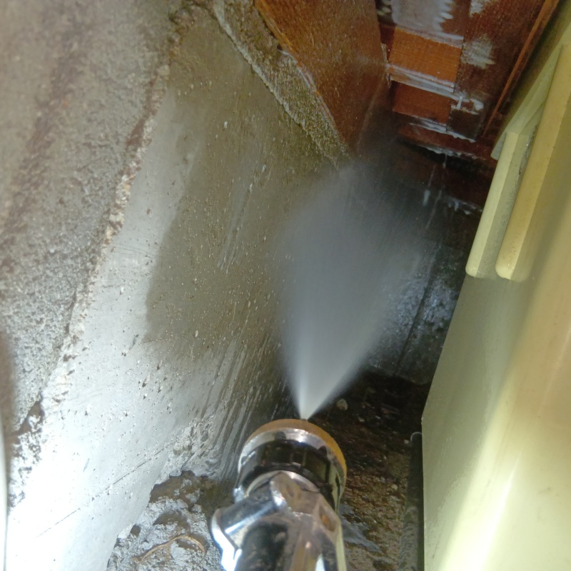 床下の木材と基礎が接する部分に防蟻剤を散布