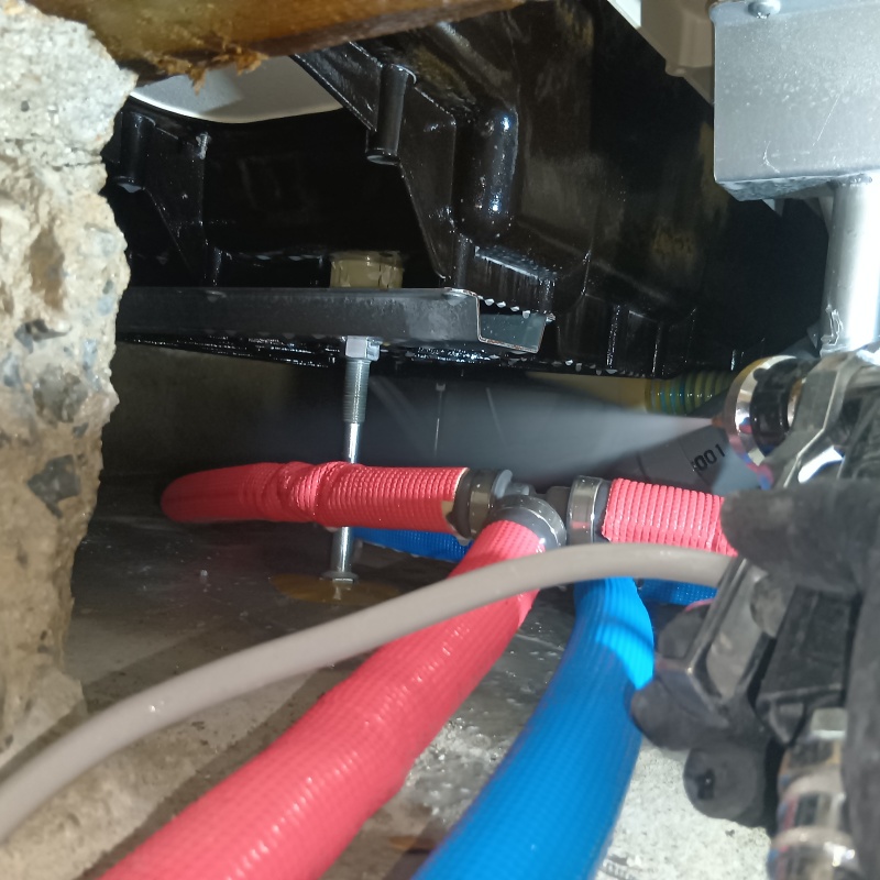 地面に防蟻剤を散布