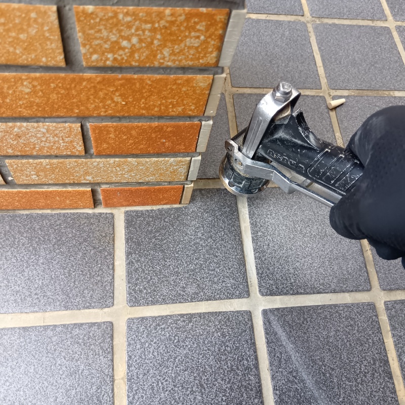 玄関先のタイルの目地から防蟻剤を注入