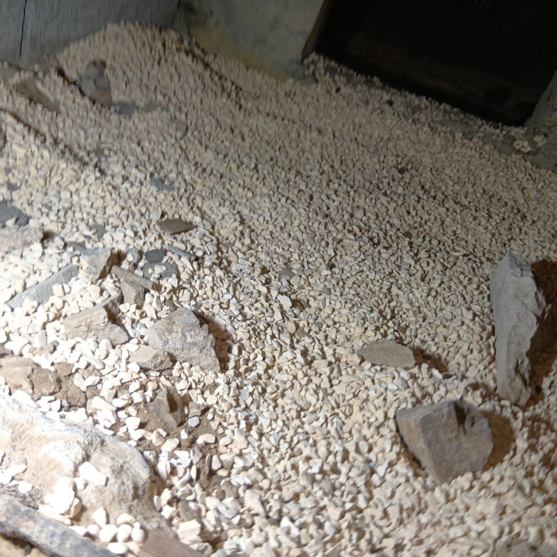 床下に調湿材を敷き詰めている様子