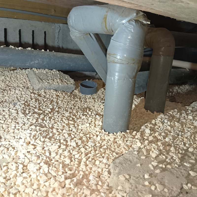 床下に調湿材をまんべんなく設置