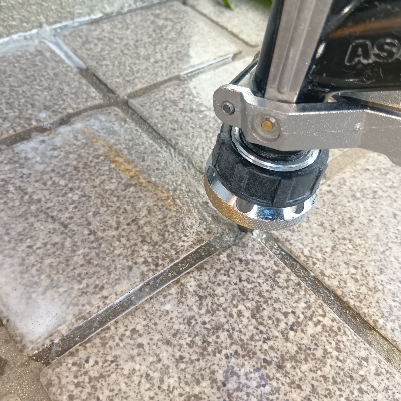 玄関先のタイルの目地から防蟻剤を注入