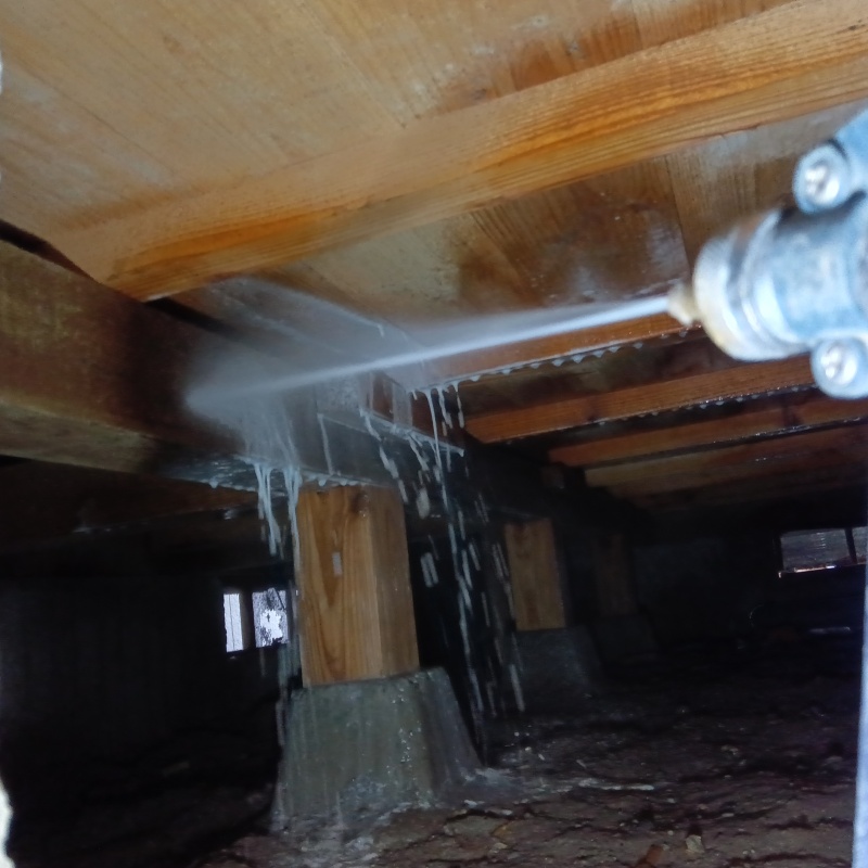 床下の木材にシロアリ駆除剤を散布
