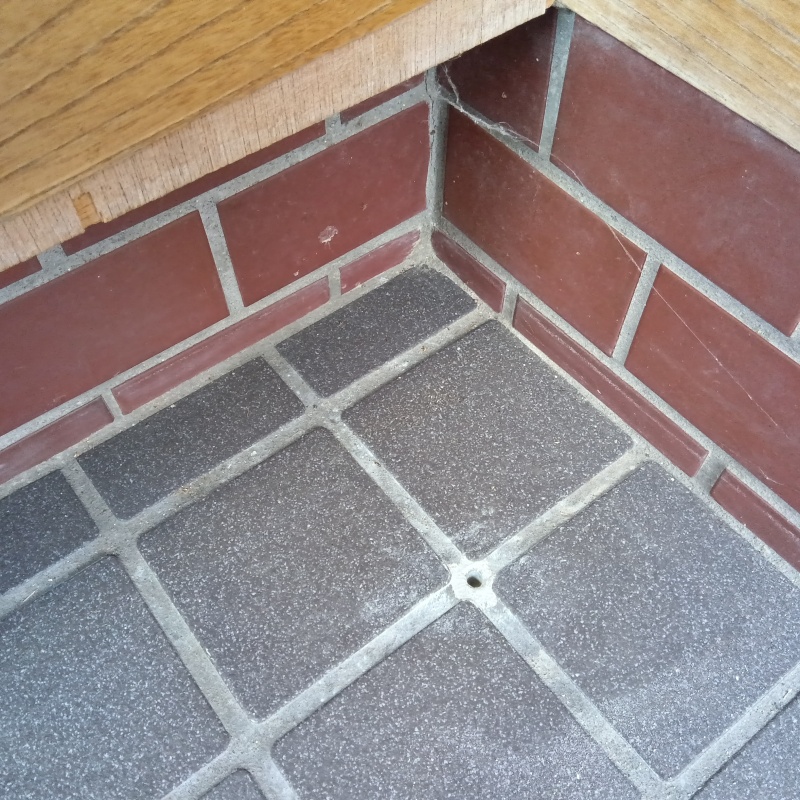 シロアリ駆除剤を注入する穴を開けている様子