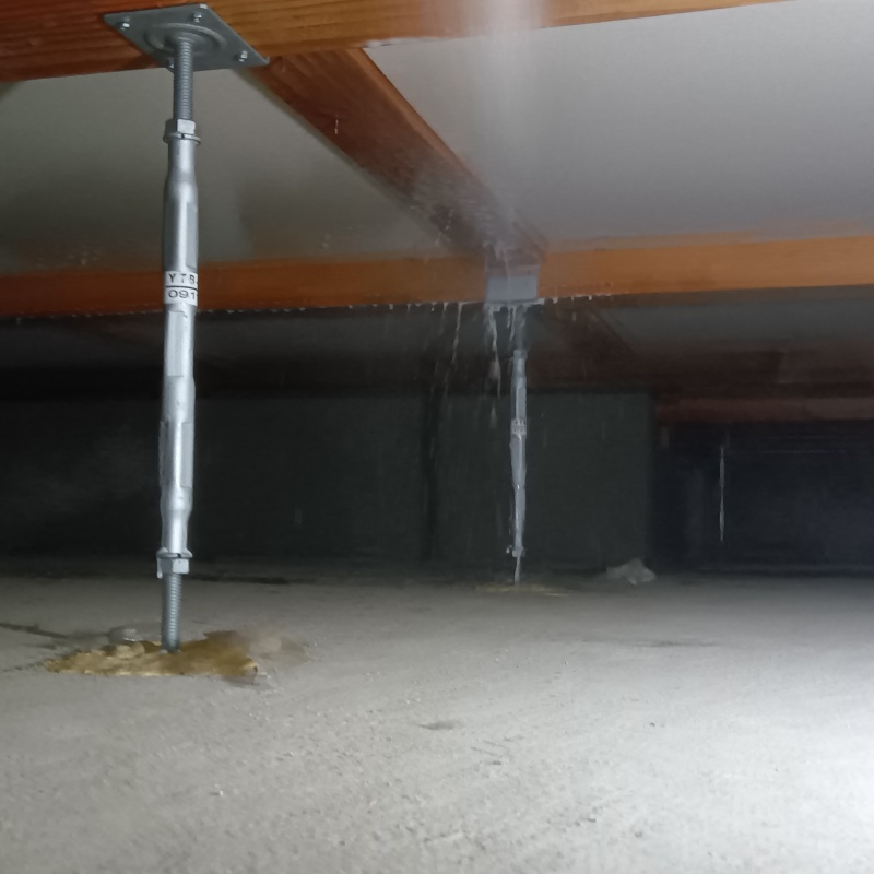 床束と木材が接する部分に防蟻剤を散布