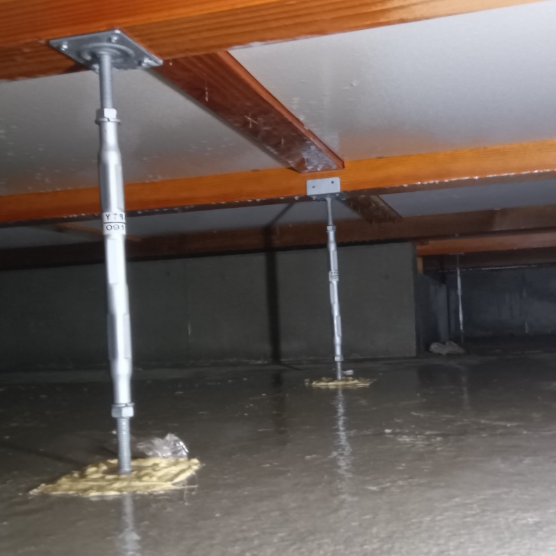 床下全体に防蟻剤を散布