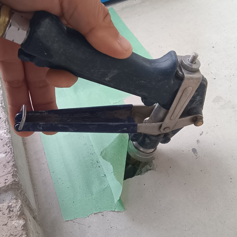 玄関先のコンクリートに穴を開けて防蟻剤を注入