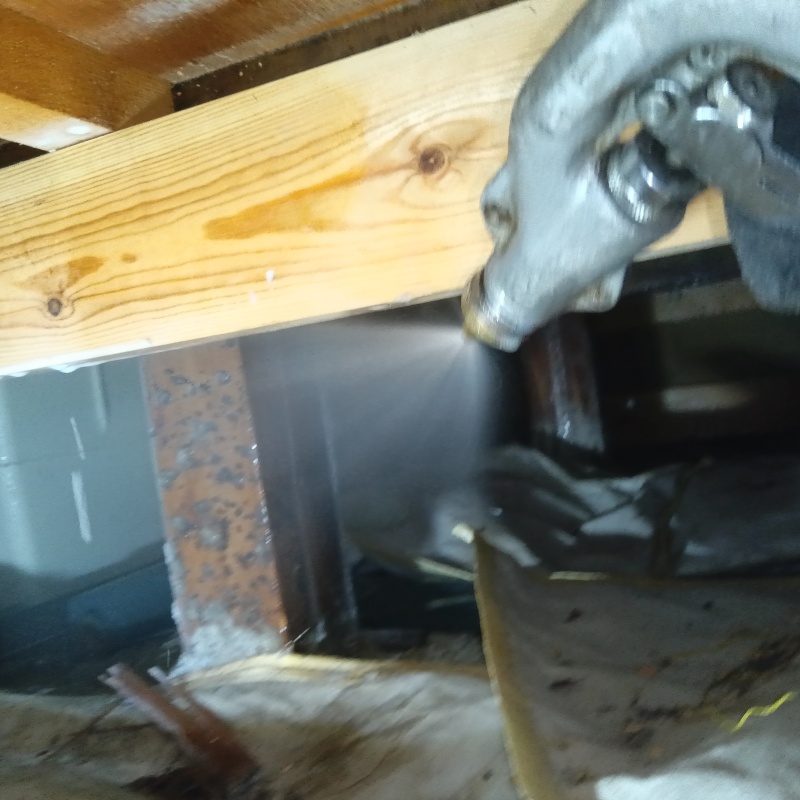 床下の木材にシロアリ駆除剤を散布