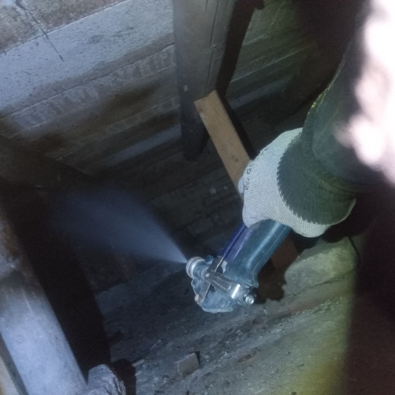 床下木材にシロアリ駆除剤を散布