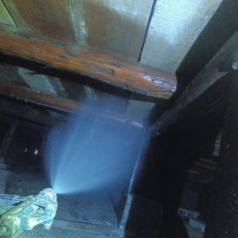 床下木材にシロアリ駆除剤を散布