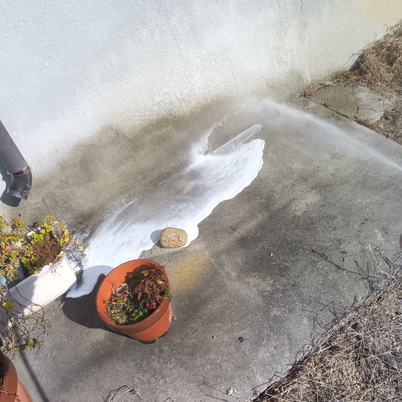 建物外周の土壌にシロアリ駆除剤を散布