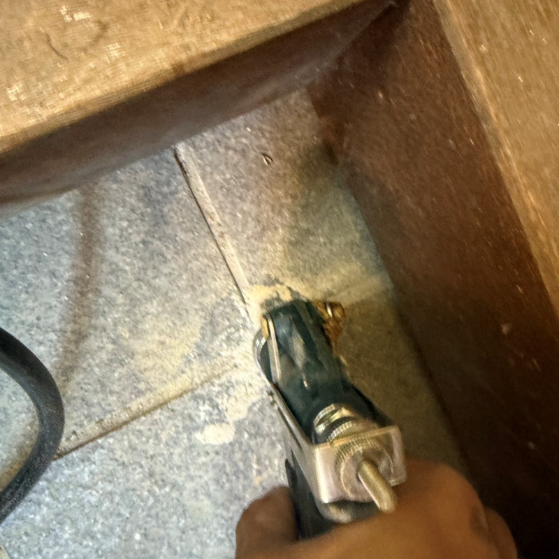 玄関床の目地からシロアリ駆除剤を注入