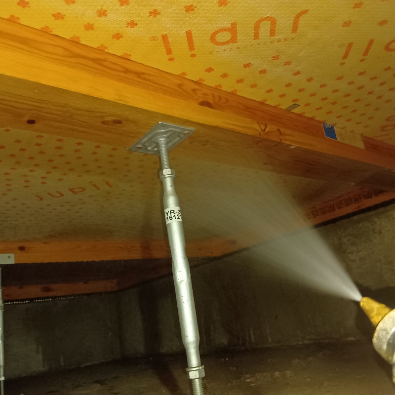 床下木材に防蟻剤を散布