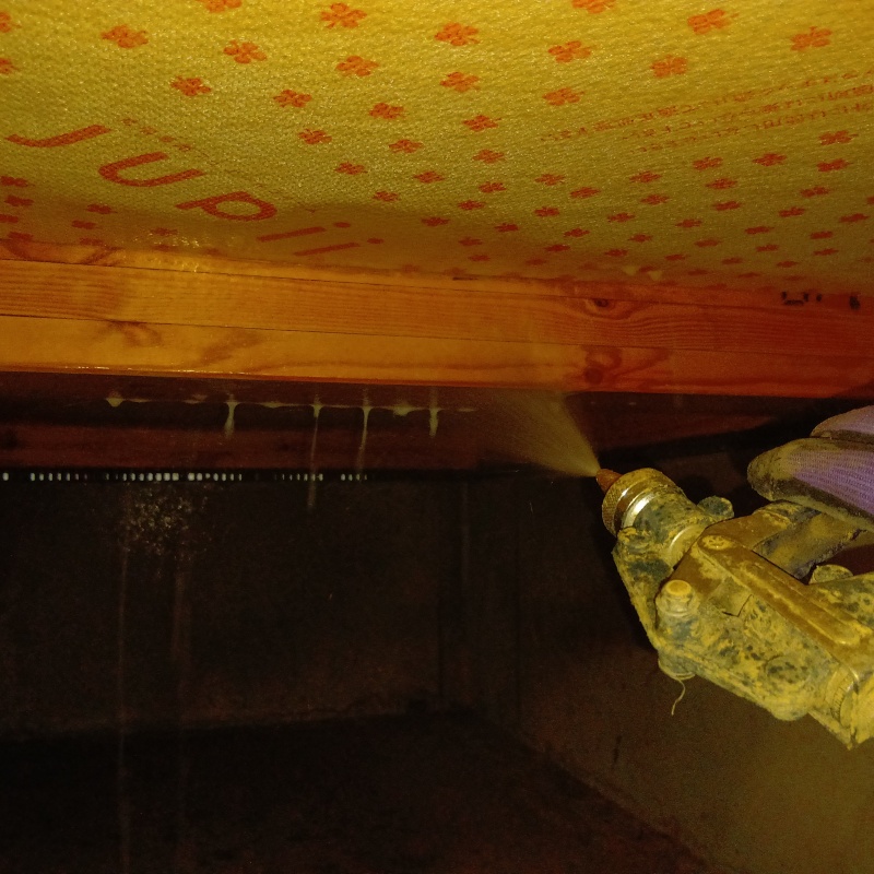 床下木材に防蟻剤を散布