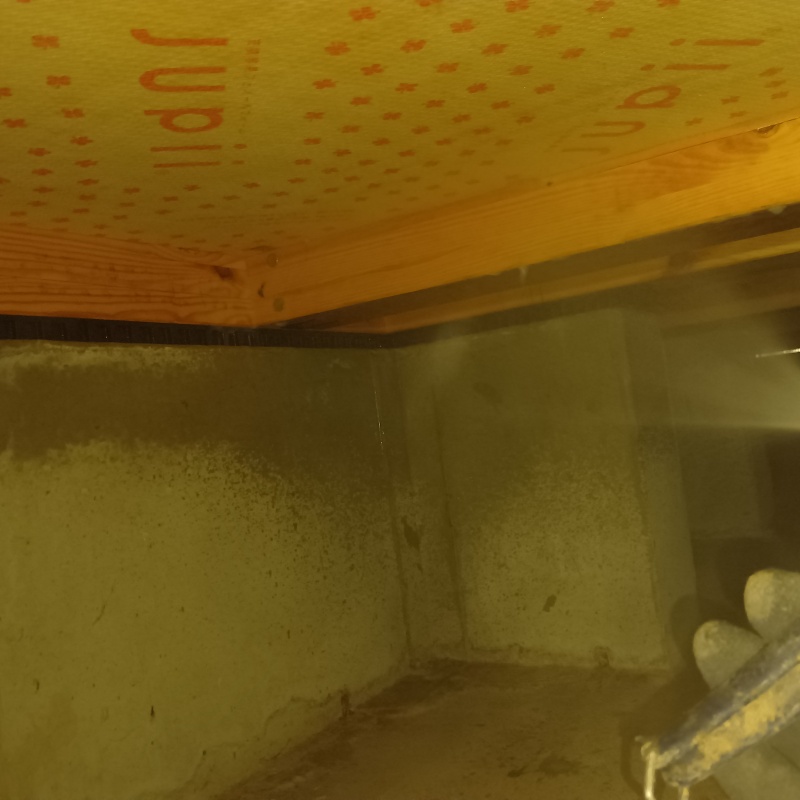 床下全体に防蟻剤を散布