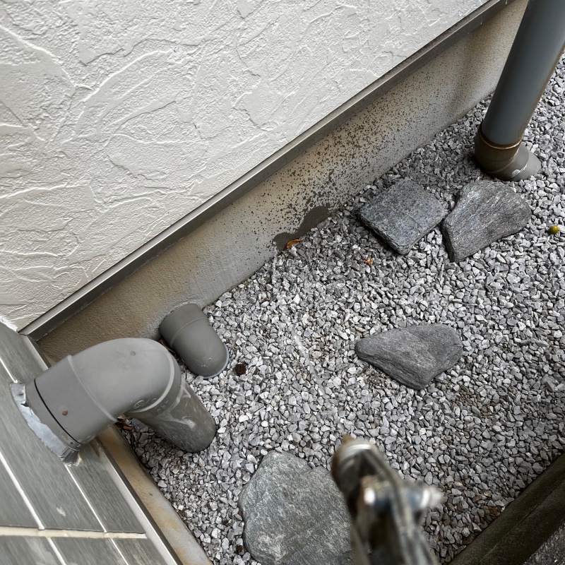 建物外周の土壌にシロアリ駆除剤を散布