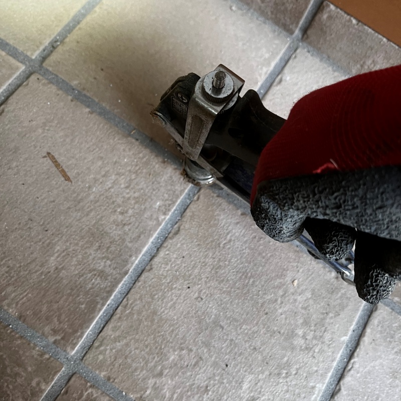 玄関床の目地からシロアリ駆除剤を注入