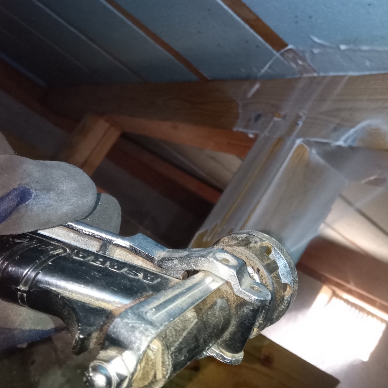 床下断熱材にシロアリ駆除剤を散布する様子