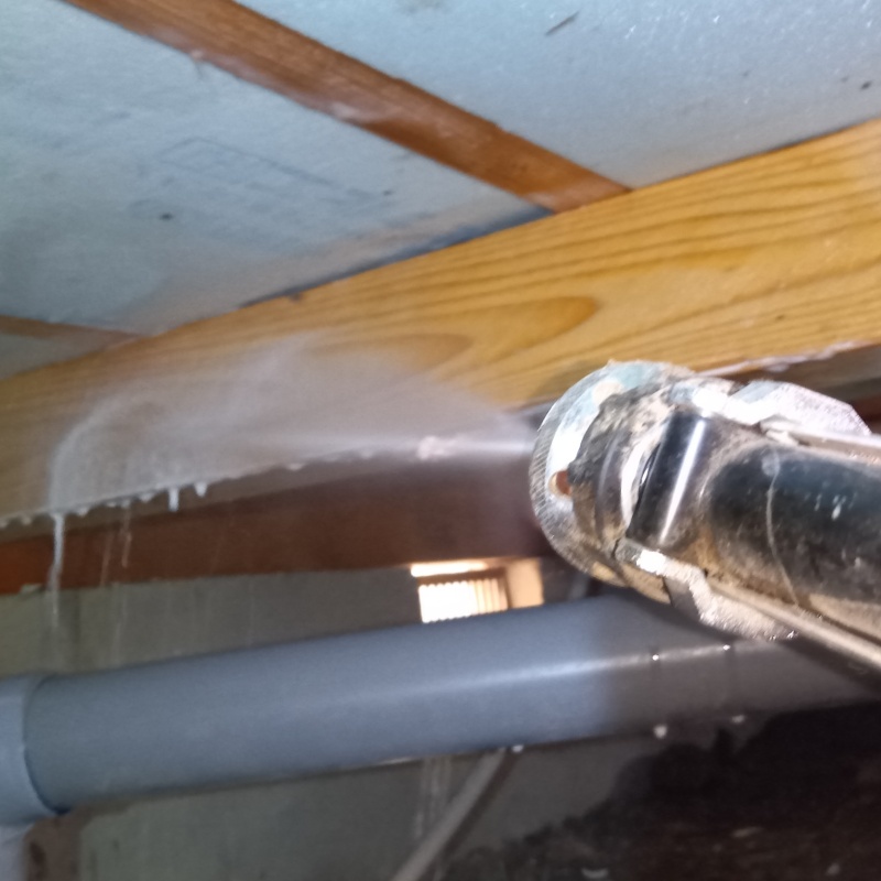 床下木材にシロアリ駆除剤を散布