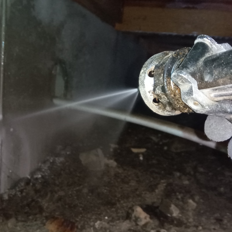 床下基礎のコンクリートにシロアリ駆除剤を吹き付けている様子