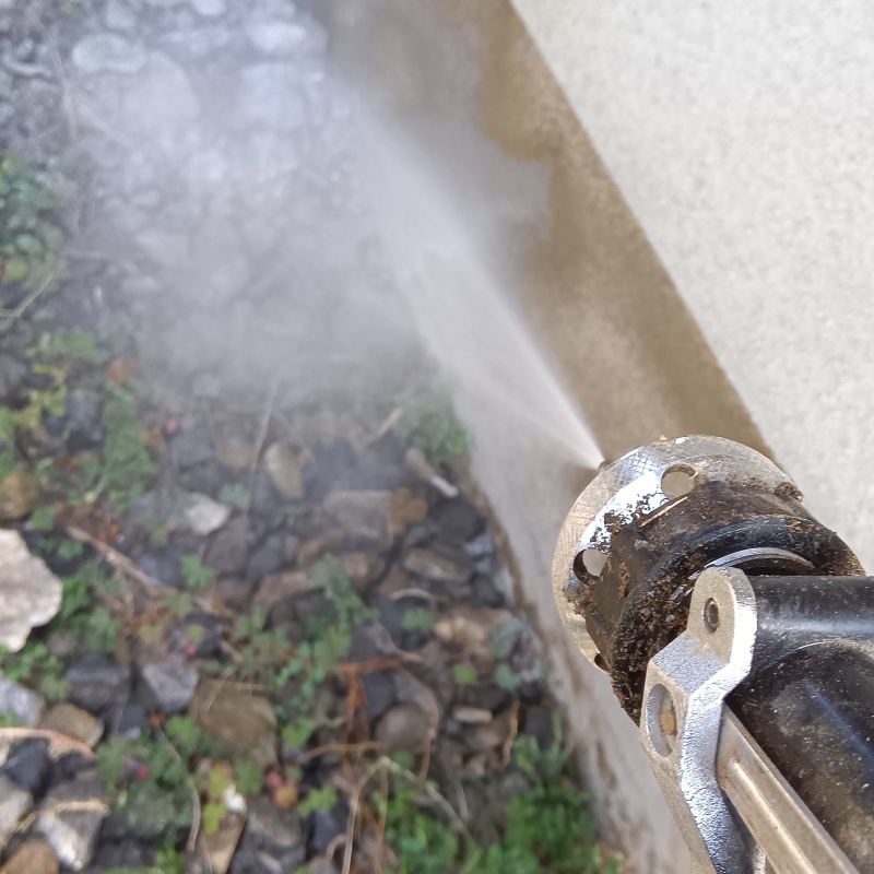 建物外周の土壌にシロアリ駆除剤を散布