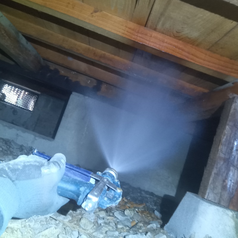 床下木材にシロアリ駆除剤を散布する様子