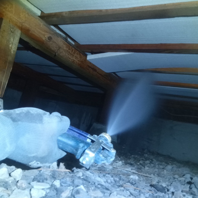 床下断熱材にシロアリ駆除剤を散布