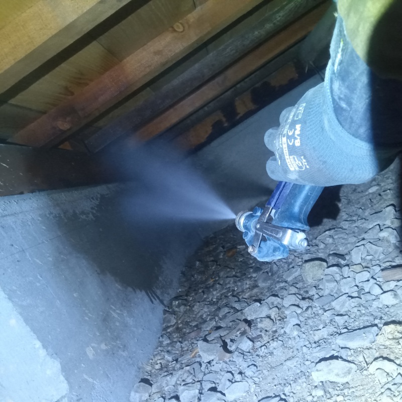 床下基礎と木材が接する部分にシロアリ駆除剤を散布