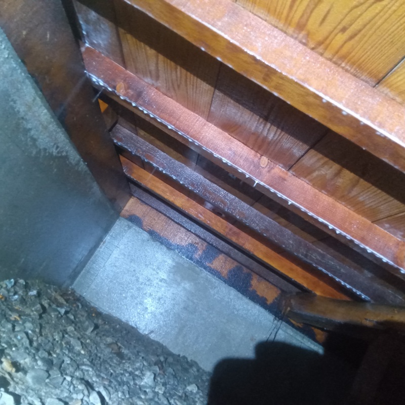 床下の基礎・土壌にシロアリ駆除剤を散布したあとの様子