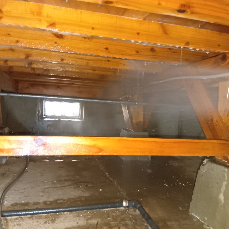 床下木材に防蟻剤をまんべんなく散布