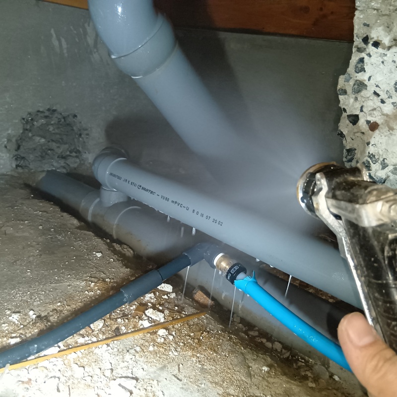 配管まわりの土壌に防蟻剤を散布