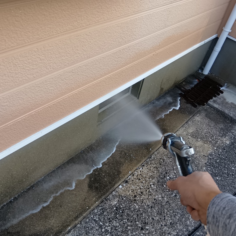 床下換気口まわりに防蟻剤を散布