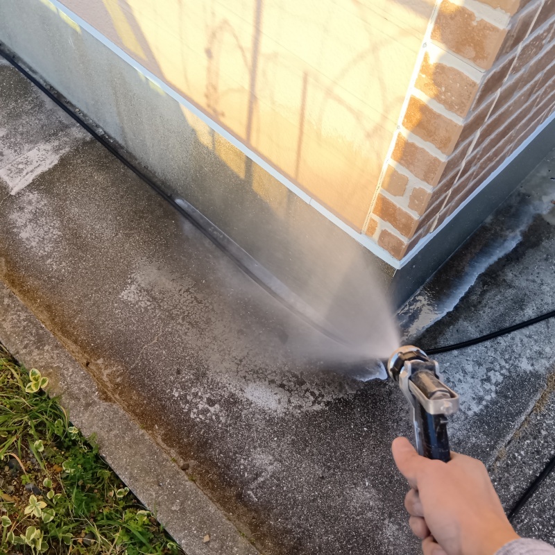 基礎コンクリートに防蟻剤を散布