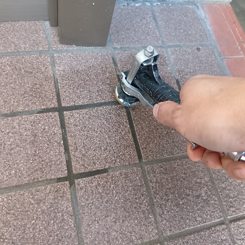 玄関先のタイルの目地から防蟻剤を注入